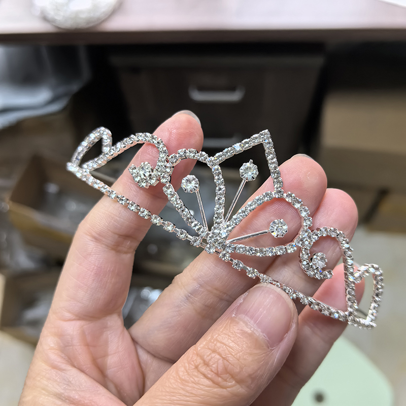 تاج زفاف فضي اللون مرصع بالأحج - مراجعة Event Suppliers وسعره