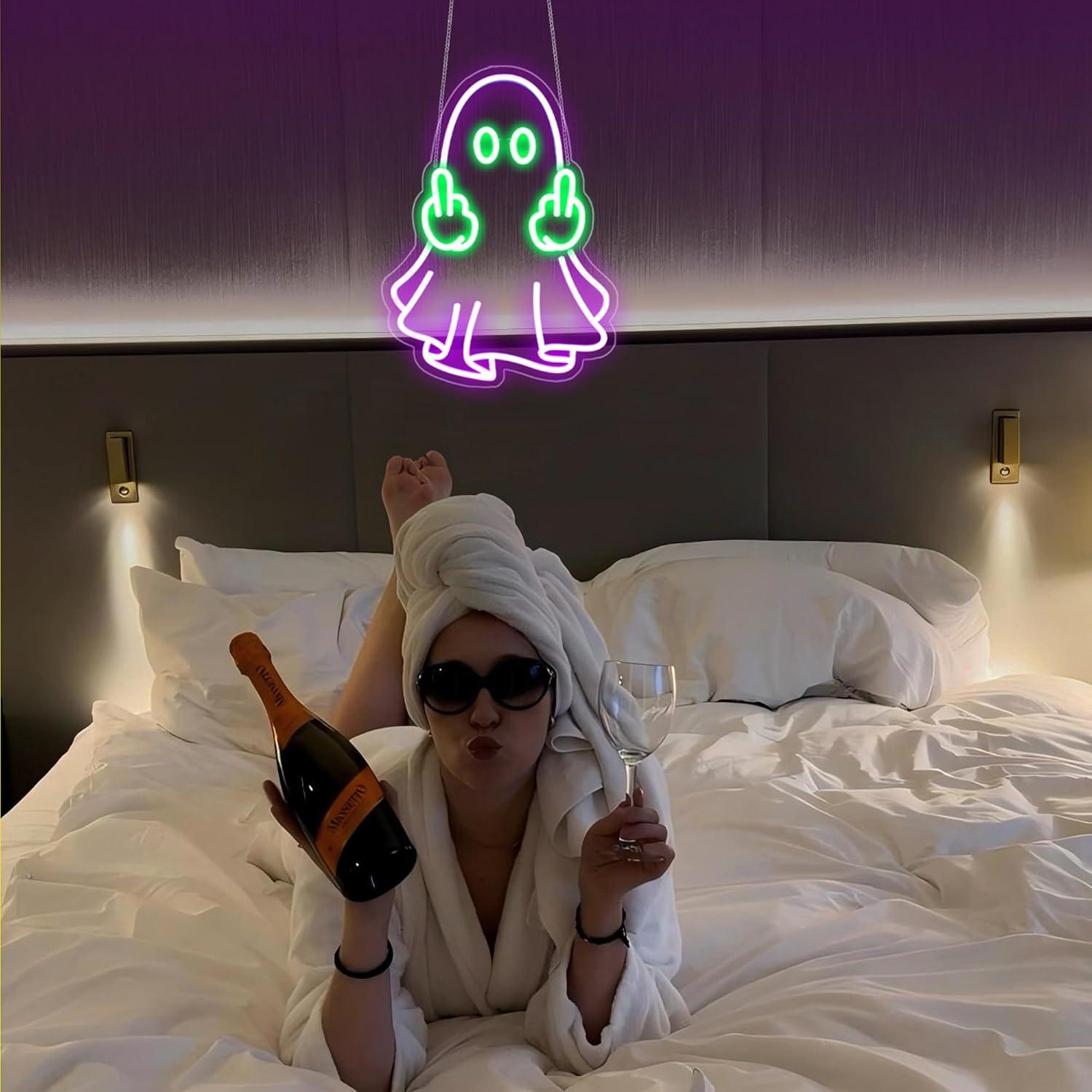 لافتة نيون على شكل شبح تعمل با - مراجعة Neon Sign Party وسعره